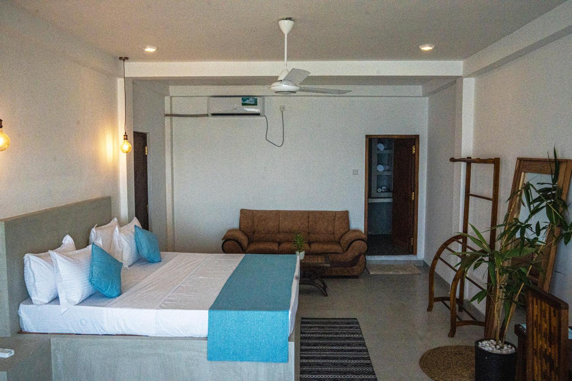 Cocos Hotel Мидигама Ийст Екстериор снимка
